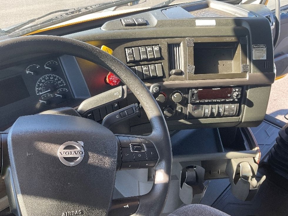 Sleeper Tractor-Heavy Duty Tractors-Volvo-2022-VNL64760-Philadelphia-PA-524,041\n\t\tmiles-$ 65,000 - Image 11