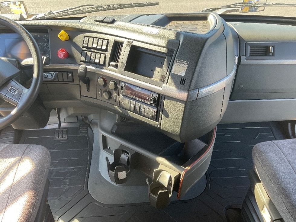 Sleeper Tractor-Heavy Duty Tractors-Volvo-2022-VNL64760-Philadelphia-PA-524,041\n\t\tmiles-$ 65,000 - Image 12