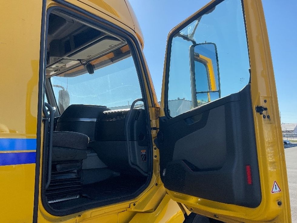 Sleeper Tractor-Heavy Duty Tractors-Volvo-2022-VNL64760-Philadelphia-PA-524,041\n\t\tmiles-$ 65,000 - Image 13