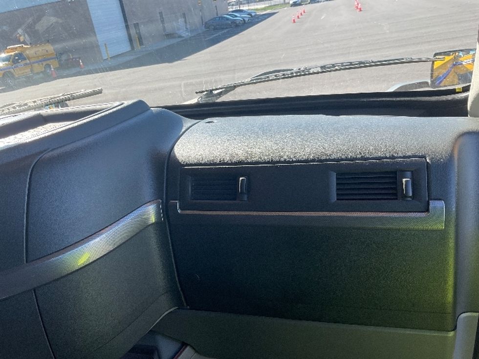 Sleeper Tractor-Heavy Duty Tractors-Volvo-2022-VNL64760-Philadelphia-PA-524,041\n\t\tmiles-$ 65,000 - Image 14