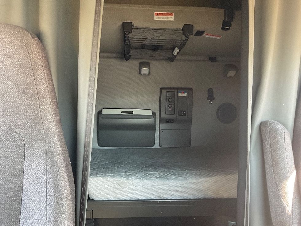 Sleeper Tractor-Heavy Duty Tractors-Volvo-2022-VNL64760-Philadelphia-PA-524,041\n\t\tmiles-$ 65,000 - Image 16