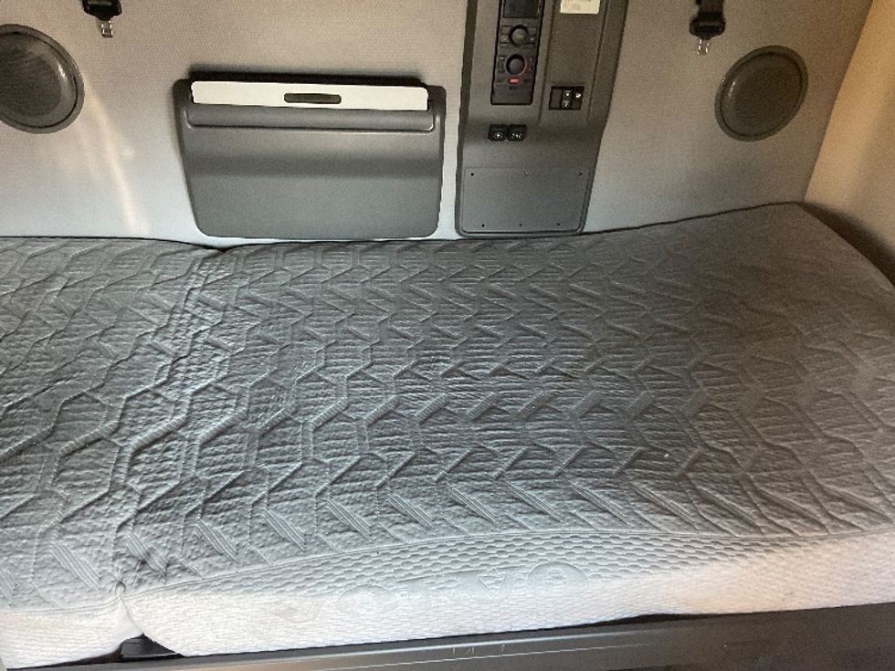 Sleeper Tractor-Heavy Duty Tractors-Volvo-2022-VNL64760-Philadelphia-PA-524,041\n\t\tmiles-$ 65,000 - Image 17