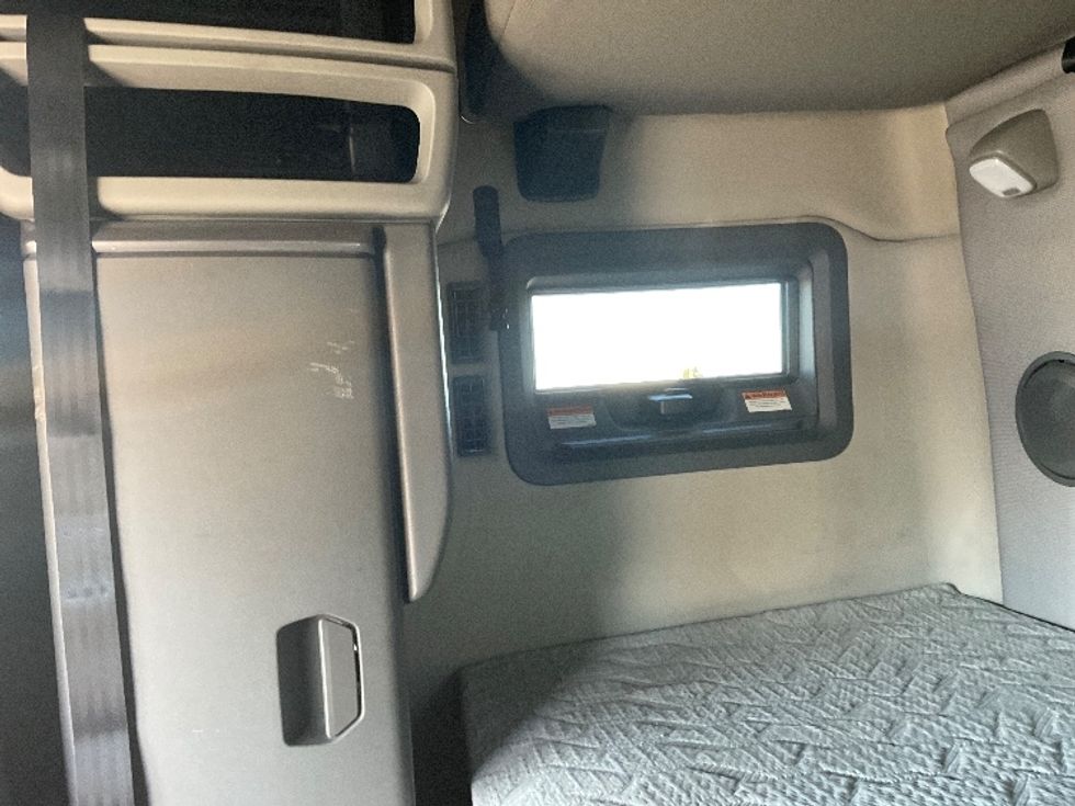 Sleeper Tractor-Heavy Duty Tractors-Volvo-2022-VNL64760-Philadelphia-PA-524,041\n\t\tmiles-$ 65,000 - Image 18