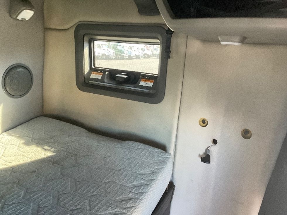 Sleeper Tractor-Heavy Duty Tractors-Volvo-2022-VNL64760-Philadelphia-PA-524,041\n\t\tmiles-$ 65,000 - Image 19