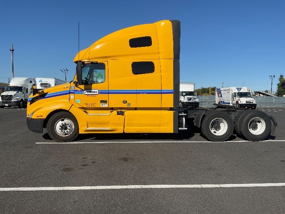 Sleeper Tractor-Heavy Duty Tractors-Volvo-2022-VNL64760-Philadelphia-PA-524,041\n\t\tmiles-$ 65,000 - Image 4