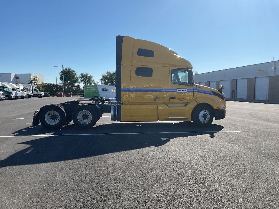 Sleeper Tractor-Heavy Duty Tractors-Volvo-2022-VNL64760-Philadelphia-PA-524,041\n\t\tmiles-$ 65,000 - Image 8