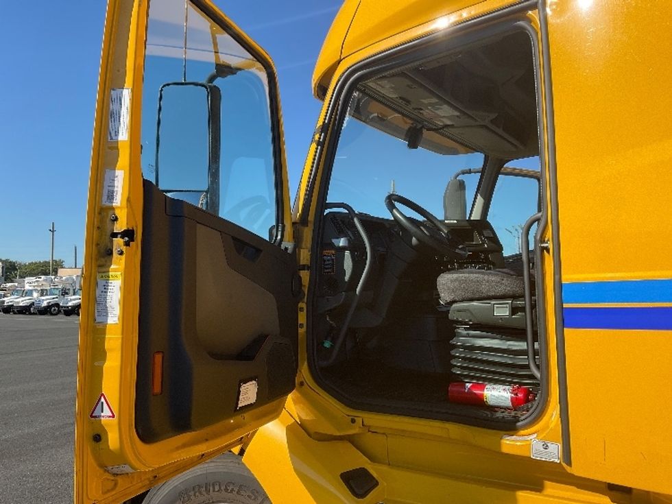 Sleeper Tractor-Heavy Duty Tractors-Volvo-2022-VNL64760-Philadelphia-PA-524,041\n\t\tmiles-$ 65,000 - Image 9