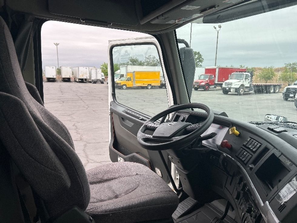 Sleeper Tractor-Heavy Duty Tractors-Volvo-2022-VNL64760-Phoenix-AZ-379,782\n\t\tmiles-$ 91,250 - Image 11