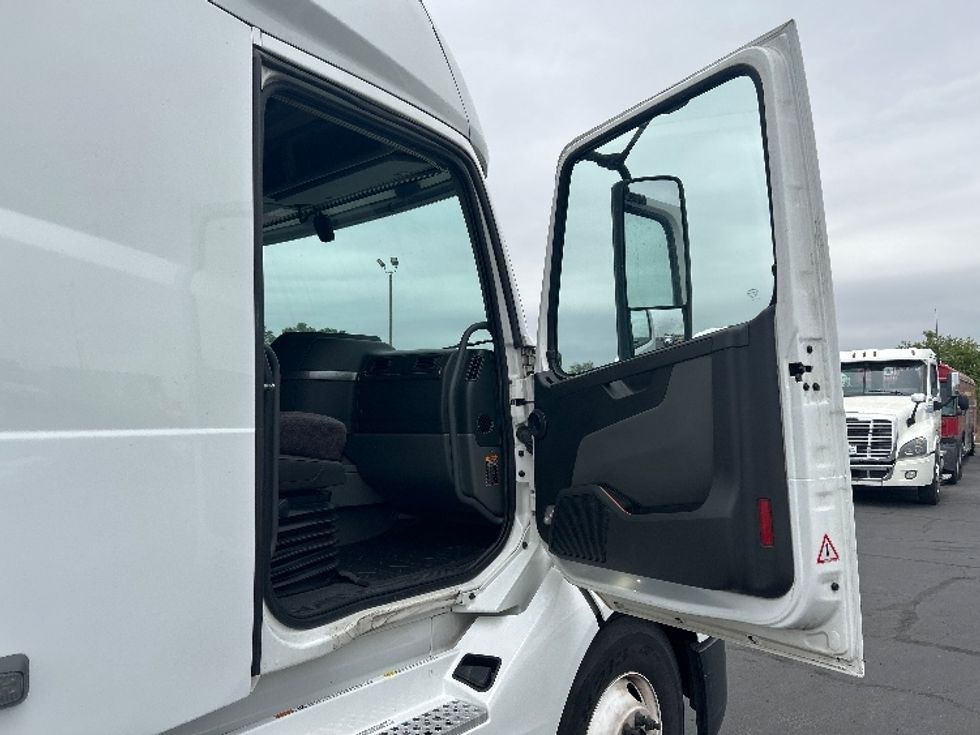 Sleeper Tractor-Heavy Duty Tractors-Volvo-2022-VNL64760-Phoenix-AZ-379,782\n\t\tmiles-$ 91,250 - Image 13