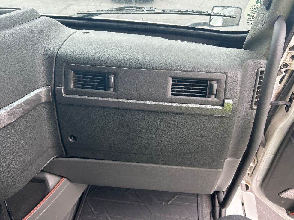 Sleeper Tractor-Heavy Duty Tractors-Volvo-2022-VNL64760-Phoenix-AZ-379,782\n\t\tmiles-$ 91,250 - Image 14