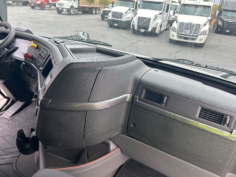 Sleeper Tractor-Heavy Duty Tractors-Volvo-2022-VNL64760-Phoenix-AZ-379,782\n\t\tmiles-$ 91,250 - Image 15