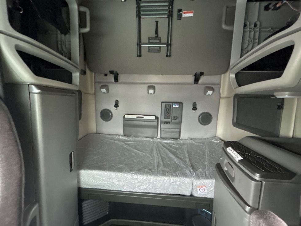 Sleeper Tractor-Heavy Duty Tractors-Volvo-2022-VNL64760-Phoenix-AZ-379,782\n\t\tmiles-$ 91,250 - Image 16