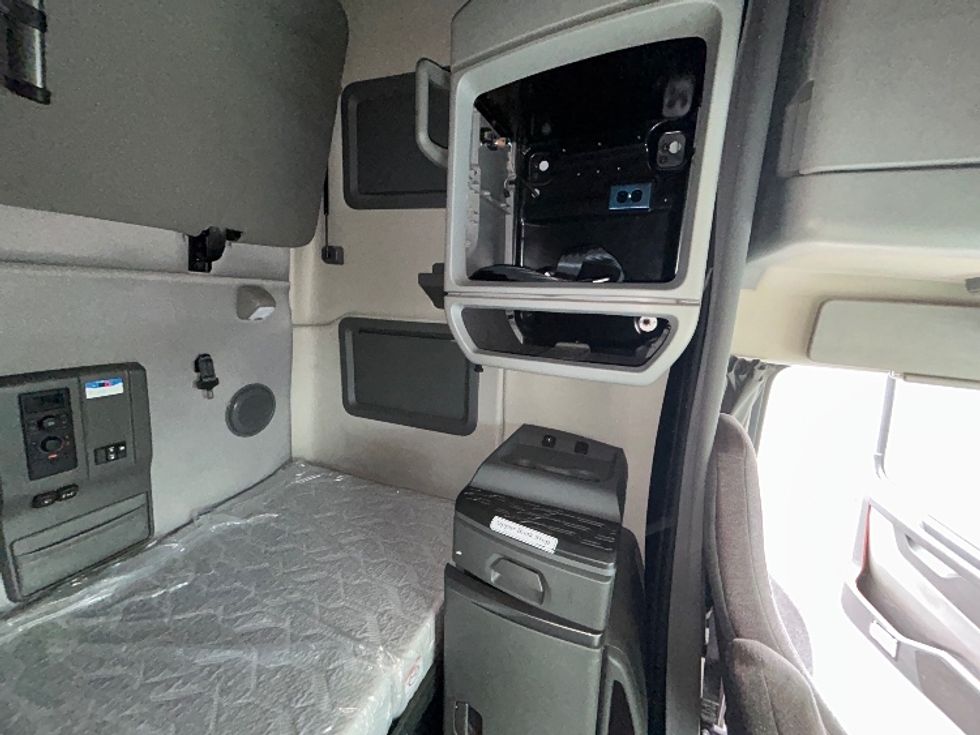 Sleeper Tractor-Heavy Duty Tractors-Volvo-2022-VNL64760-Phoenix-AZ-379,782\n\t\tmiles-$ 91,250 - Image 18