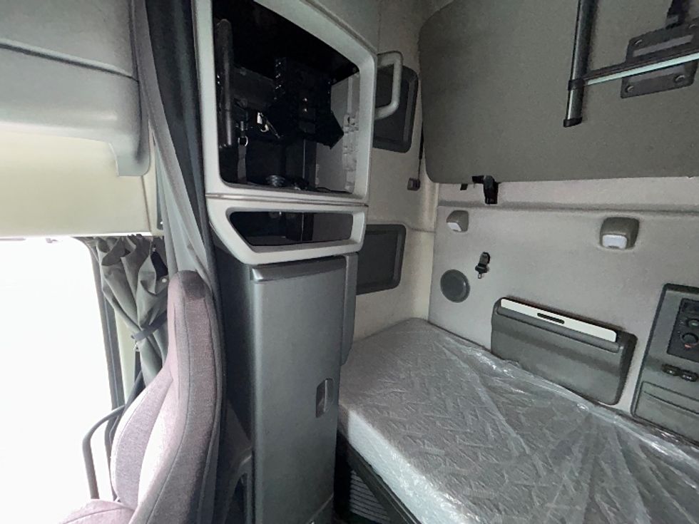 Sleeper Tractor-Heavy Duty Tractors-Volvo-2022-VNL64760-Phoenix-AZ-379,782\n\t\tmiles-$ 91,250 - Image 19