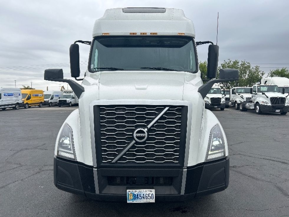 Sleeper Tractor-Heavy Duty Tractors-Volvo-2022-VNL64760-Phoenix-AZ-379,782\n\t\tmiles-$ 91,250 - Image 2