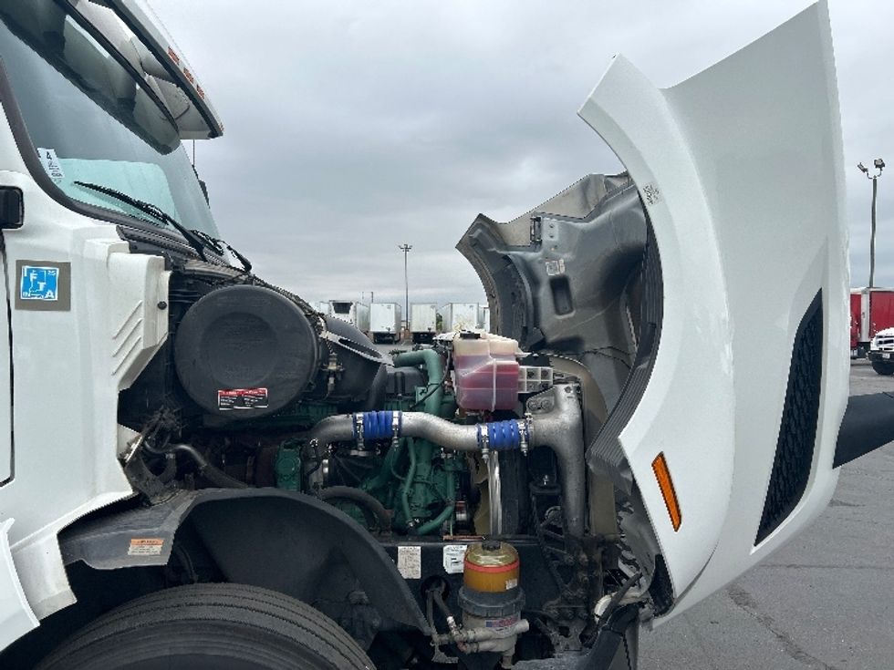 Sleeper Tractor-Heavy Duty Tractors-Volvo-2022-VNL64760-Phoenix-AZ-379,782\n\t\tmiles-$ 91,250 - Image 20