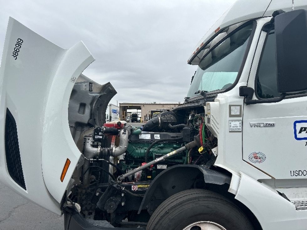 Sleeper Tractor-Heavy Duty Tractors-Volvo-2022-VNL64760-Phoenix-AZ-379,782\n\t\tmiles-$ 91,250 - Image 21