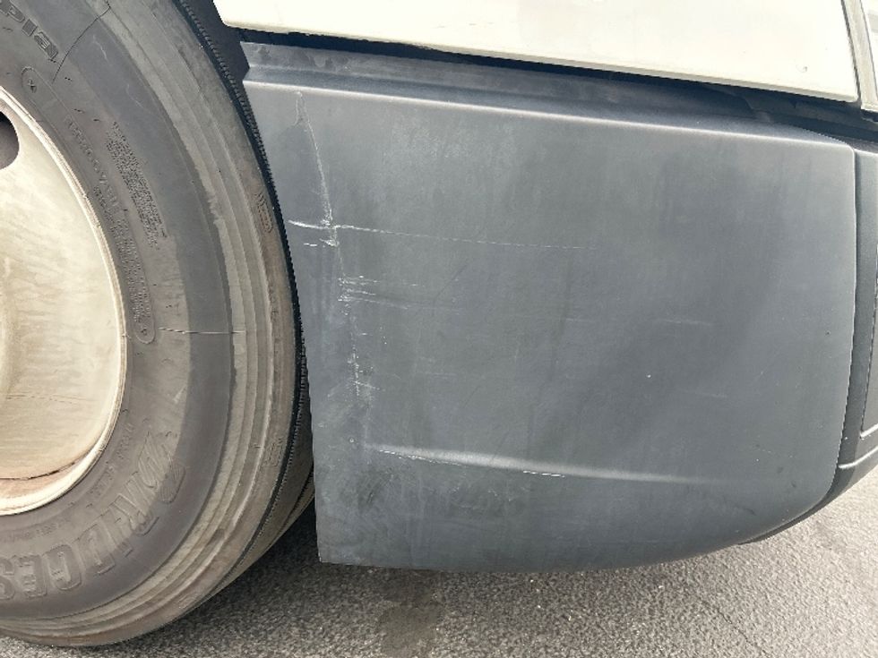 Sleeper Tractor-Heavy Duty Tractors-Volvo-2022-VNL64760-Phoenix-AZ-379,782\n\t\tmiles-$ 91,250 - Image 23