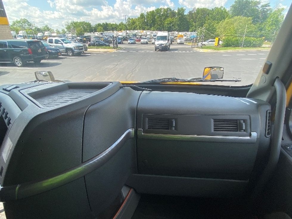 Sleeper Tractor-Heavy Duty Tractors-Volvo-2022-VNL64760-Phoenix-AZ-383,836\n\t\tmiles-$ 89,500 - Image 14