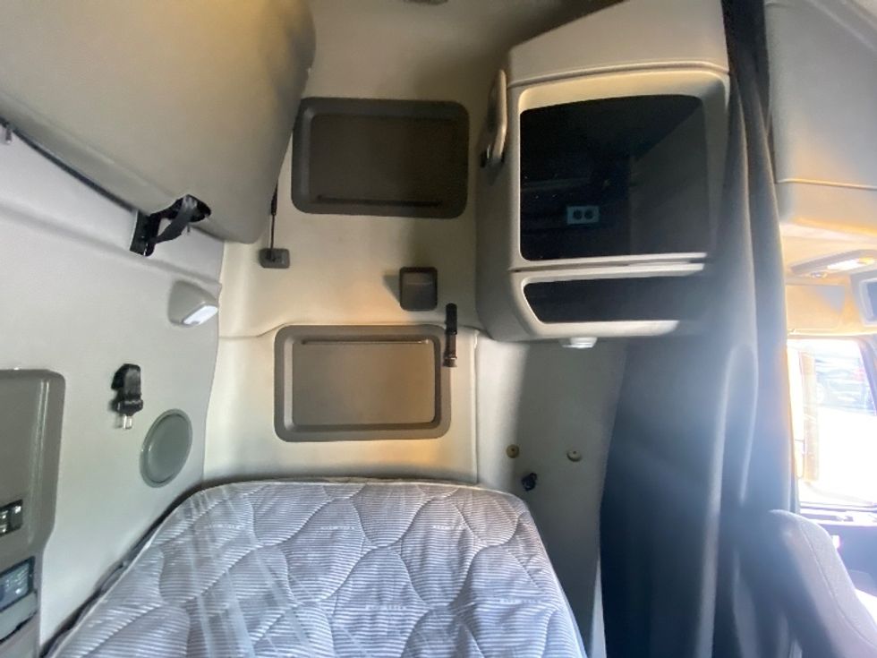 Sleeper Tractor-Heavy Duty Tractors-Volvo-2022-VNL64760-Phoenix-AZ-383,836\n\t\tmiles-$ 89,500 - Image 17