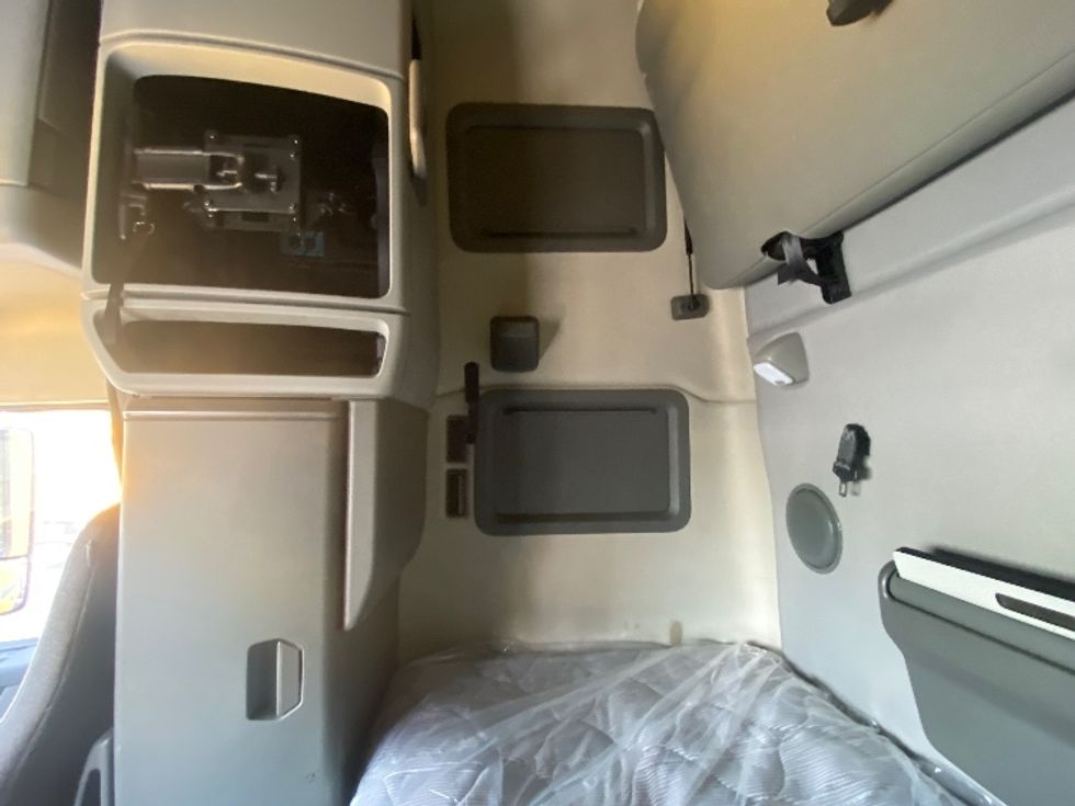 Sleeper Tractor-Heavy Duty Tractors-Volvo-2022-VNL64760-Phoenix-AZ-383,836\n\t\tmiles-$ 89,500 - Image 18