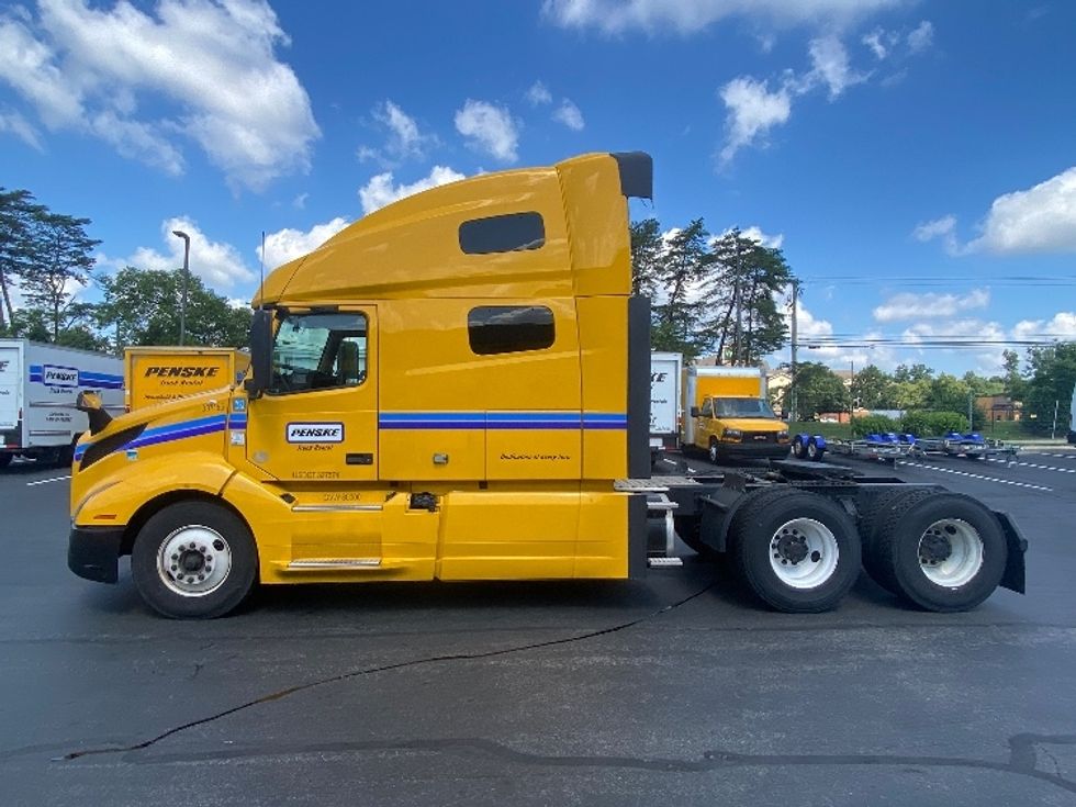 Sleeper Tractor-Heavy Duty Tractors-Volvo-2022-VNL64760-Phoenix-AZ-383,836\n\t\tmiles-$ 89,500 - Image 4