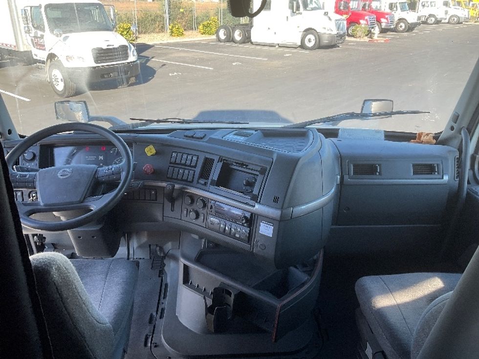 Sleeper Tractor-Heavy Duty Tractors-Volvo-2022-VNL64760-Phoenix-AZ-396,811\n\t\tmiles-$ 89,500 - Image 12
