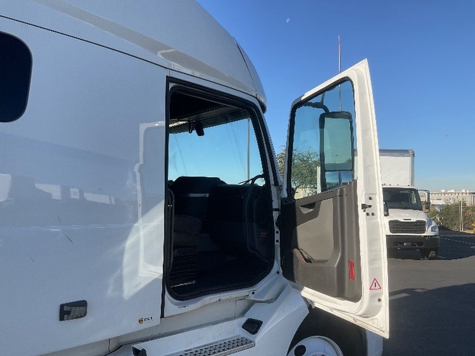 Sleeper Tractor-Heavy Duty Tractors-Volvo-2022-VNL64760-Phoenix-AZ-396,811\n\t\tmiles-$ 89,500 - Image 13