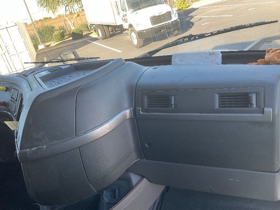 Sleeper Tractor-Heavy Duty Tractors-Volvo-2022-VNL64760-Phoenix-AZ-396,811\n\t\tmiles-$ 89,500 - Image 14