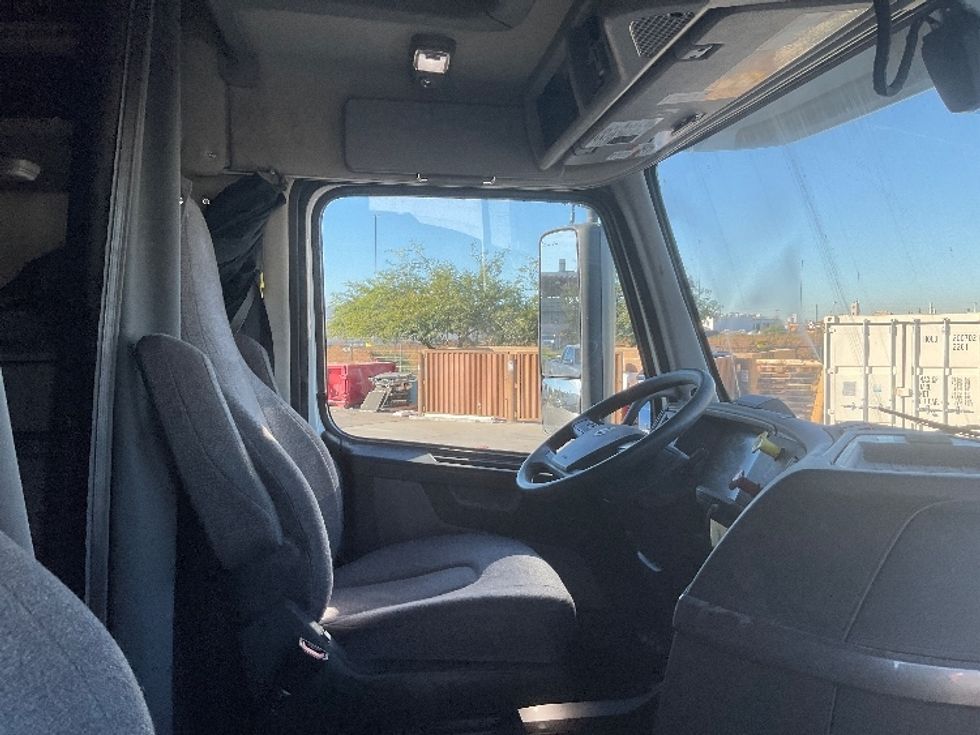 Sleeper Tractor-Heavy Duty Tractors-Volvo-2022-VNL64760-Phoenix-AZ-396,811\n\t\tmiles-$ 89,500 - Image 15