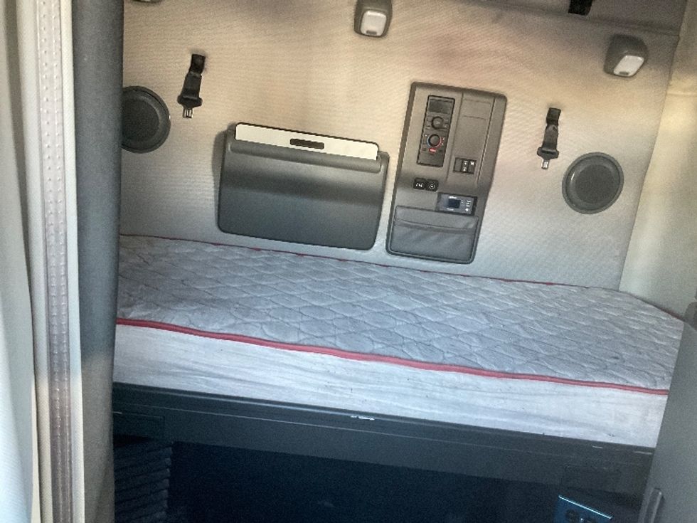 Sleeper Tractor-Heavy Duty Tractors-Volvo-2022-VNL64760-Phoenix-AZ-396,811\n\t\tmiles-$ 89,500 - Image 16