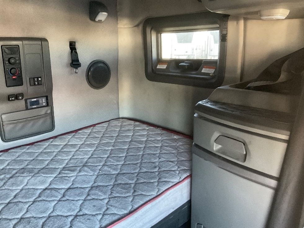 Sleeper Tractor-Heavy Duty Tractors-Volvo-2022-VNL64760-Phoenix-AZ-396,811\n\t\tmiles-$ 89,500 - Image 17