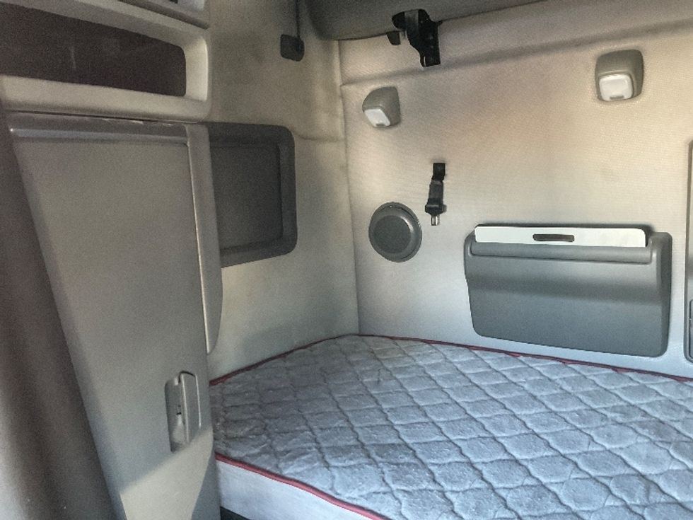 Sleeper Tractor-Heavy Duty Tractors-Volvo-2022-VNL64760-Phoenix-AZ-396,811\n\t\tmiles-$ 89,500 - Image 18