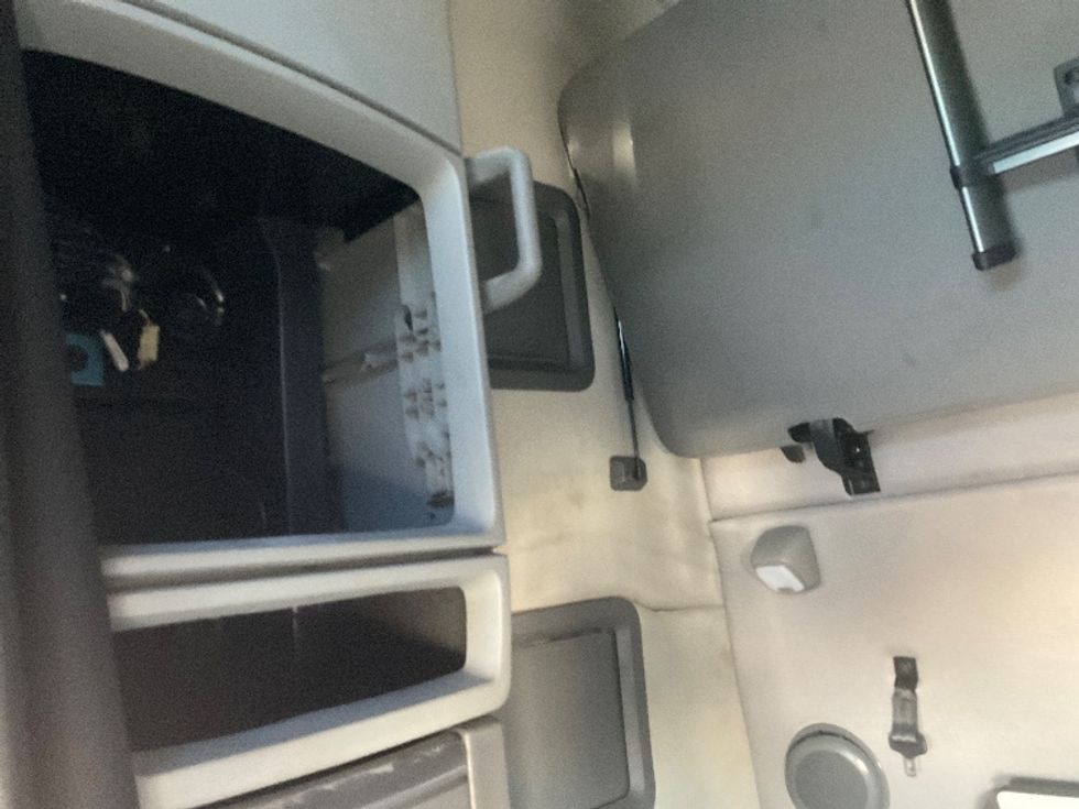 Sleeper Tractor-Heavy Duty Tractors-Volvo-2022-VNL64760-Phoenix-AZ-396,811\n\t\tmiles-$ 89,500 - Image 19