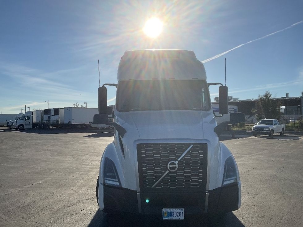 Sleeper Tractor-Heavy Duty Tractors-Volvo-2022-VNL64760-Phoenix-AZ-396,811\n\t\tmiles-$ 89,500 - Image 2