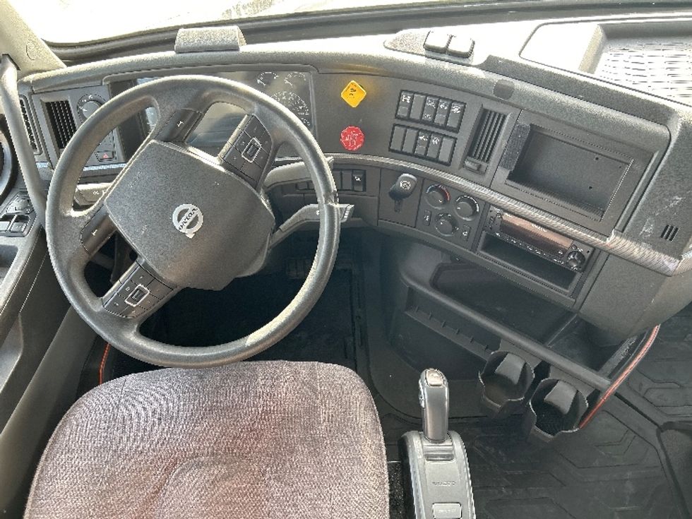 Sleeper Tractor-Heavy Duty Tractors-Volvo-2022-VNL64760-Phoenix-AZ-518,556\n\t\tmiles-$ 76,750 - Image 11