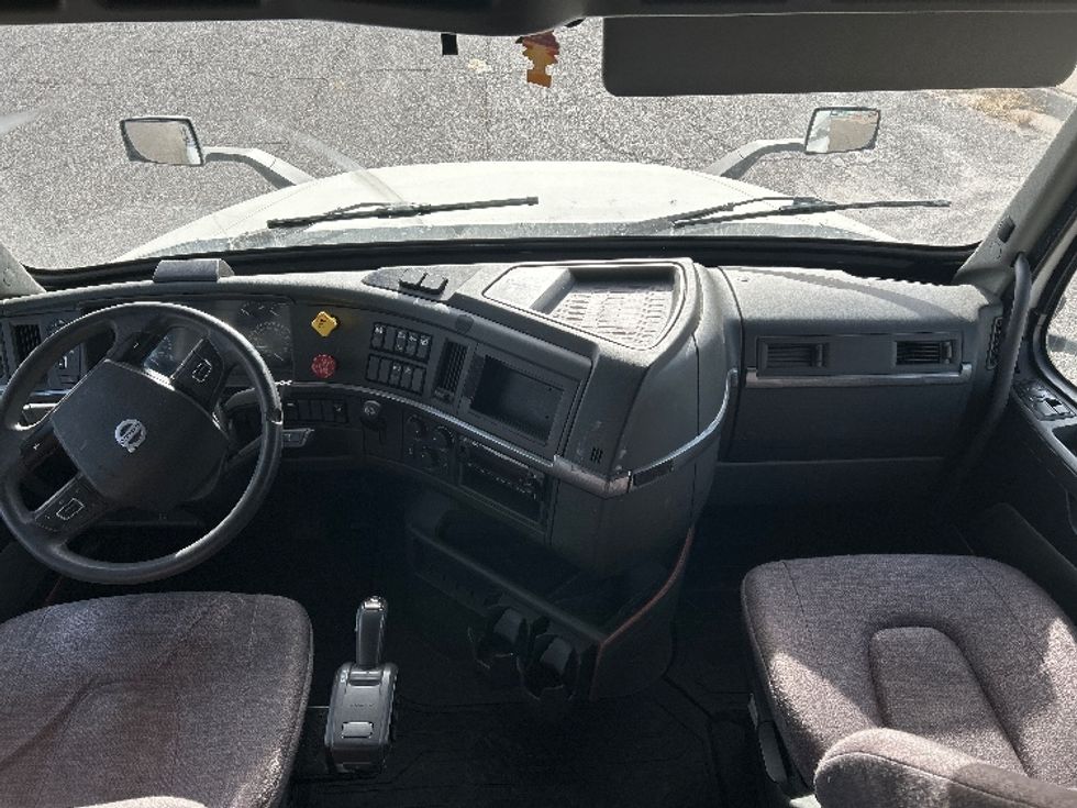 Sleeper Tractor-Heavy Duty Tractors-Volvo-2022-VNL64760-Phoenix-AZ-518,556\n\t\tmiles-$ 76,750 - Image 12