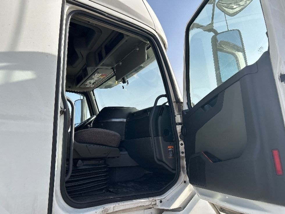 Sleeper Tractor-Heavy Duty Tractors-Volvo-2022-VNL64760-Phoenix-AZ-518,556\n\t\tmiles-$ 76,750 - Image 13