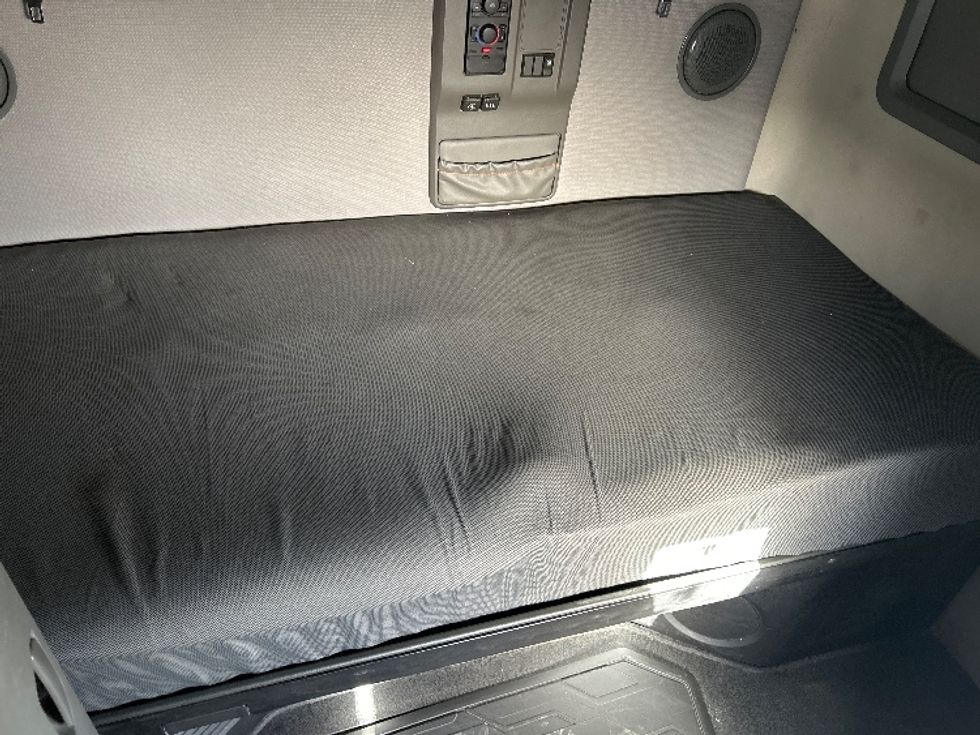 Sleeper Tractor-Heavy Duty Tractors-Volvo-2022-VNL64760-Phoenix-AZ-518,556\n\t\tmiles-$ 76,750 - Image 17