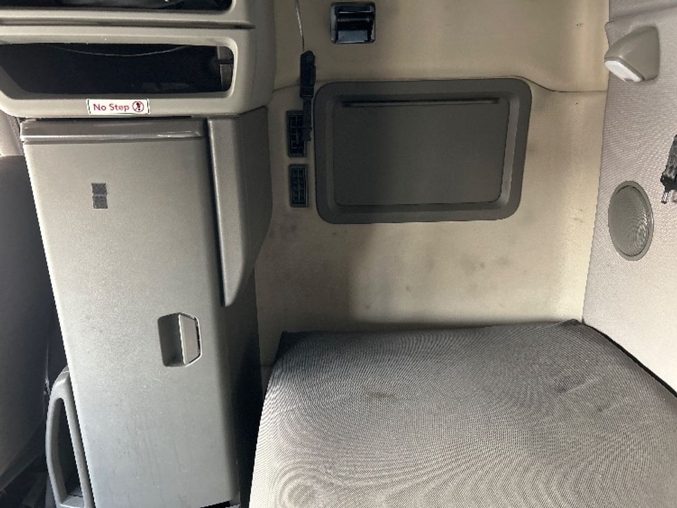 Sleeper Tractor-Heavy Duty Tractors-Volvo-2022-VNL64760-Phoenix-AZ-518,556\n\t\tmiles-$ 76,750 - Image 19