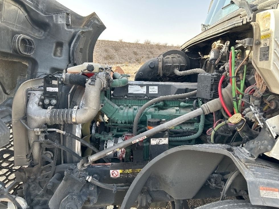 Sleeper Tractor-Heavy Duty Tractors-Volvo-2022-VNL64760-Phoenix-AZ-518,556\n\t\tmiles-$ 76,750 - Image 21