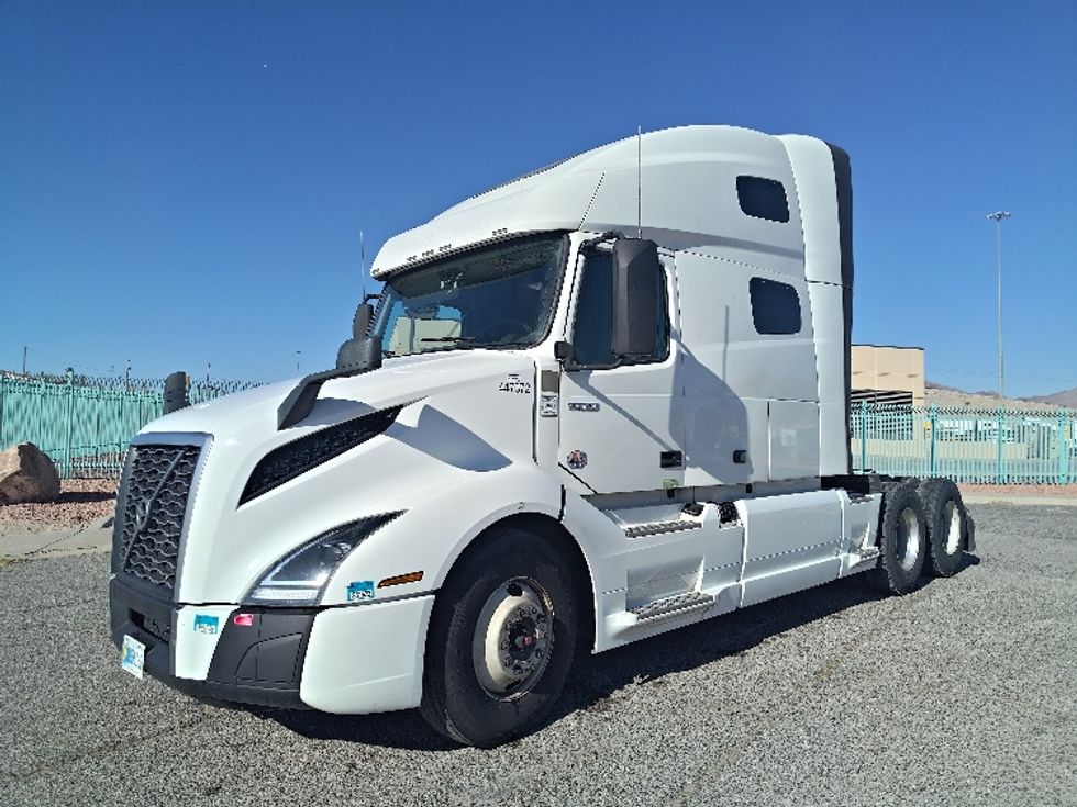 Sleeper Tractor-Heavy Duty Tractors-Volvo-2022-VNL64760-Phoenix-AZ-518,556\n\t\tmiles-$ 76,750 - Image 3