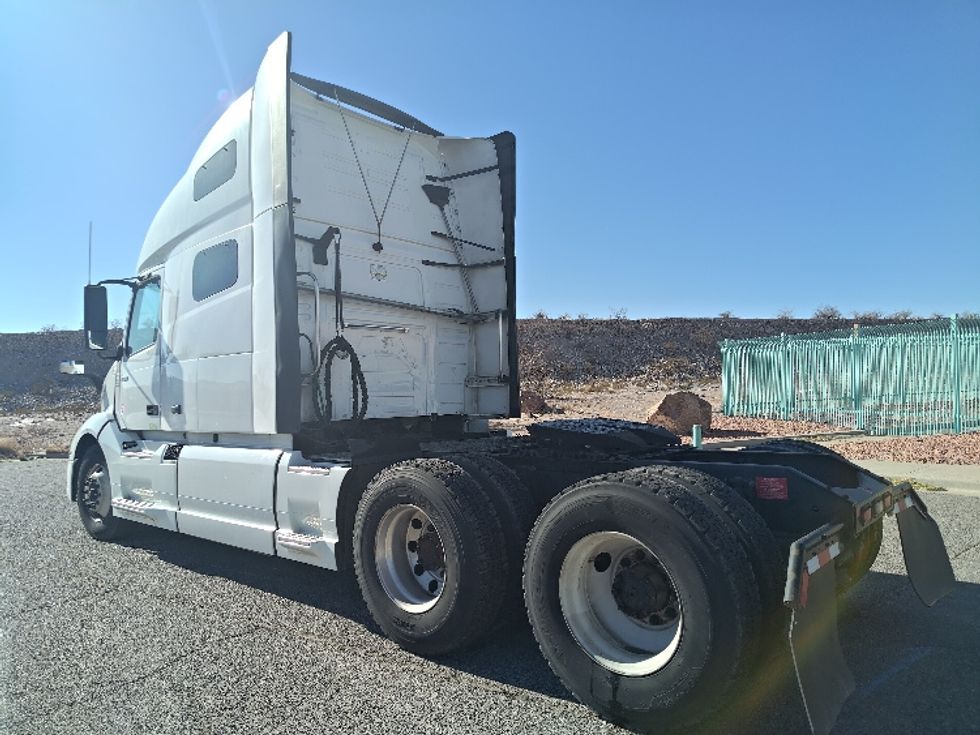 Sleeper Tractor-Heavy Duty Tractors-Volvo-2022-VNL64760-Phoenix-AZ-518,556\n\t\tmiles-$ 76,750 - Image 5