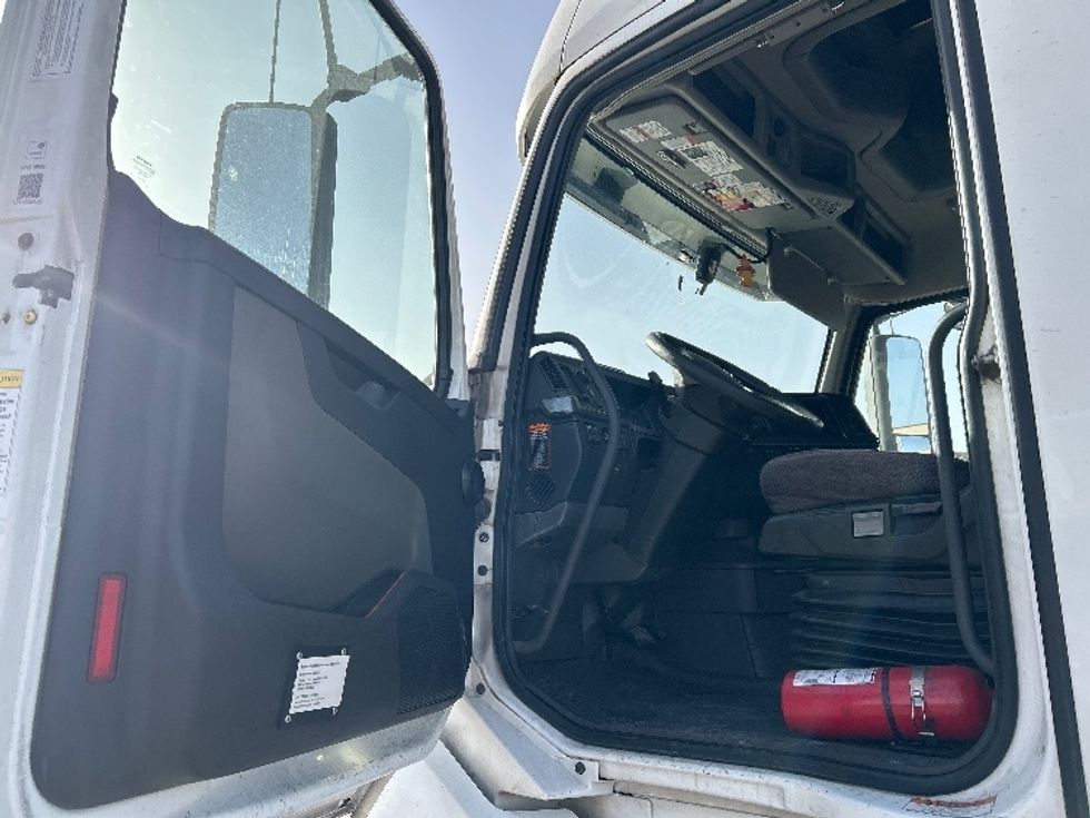 Sleeper Tractor-Heavy Duty Tractors-Volvo-2022-VNL64760-Phoenix-AZ-518,556\n\t\tmiles-$ 76,750 - Image 9