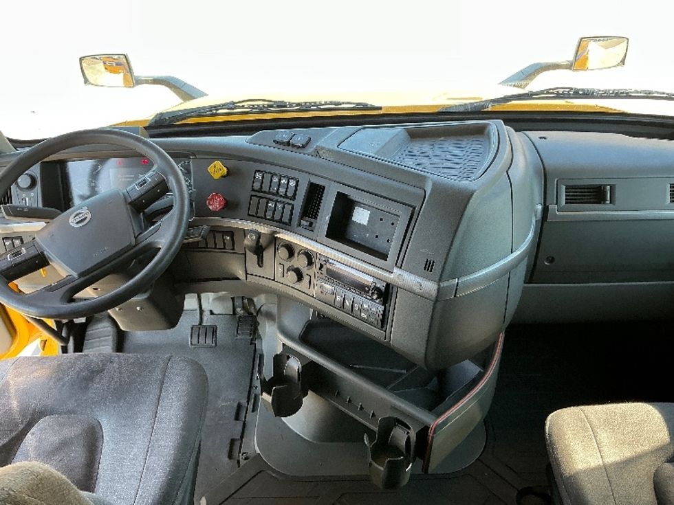 Sleeper Tractor-Heavy Duty Tractors-Volvo-2022-VNL64760-Phoenix-AZ-552,000\n\t\tmiles-$ 75,500 - Image 12