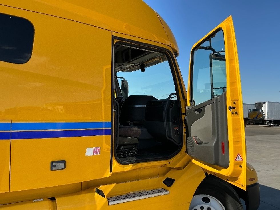 Sleeper Tractor-Heavy Duty Tractors-Volvo-2022-VNL64760-Phoenix-AZ-552,000\n\t\tmiles-$ 75,500 - Image 13