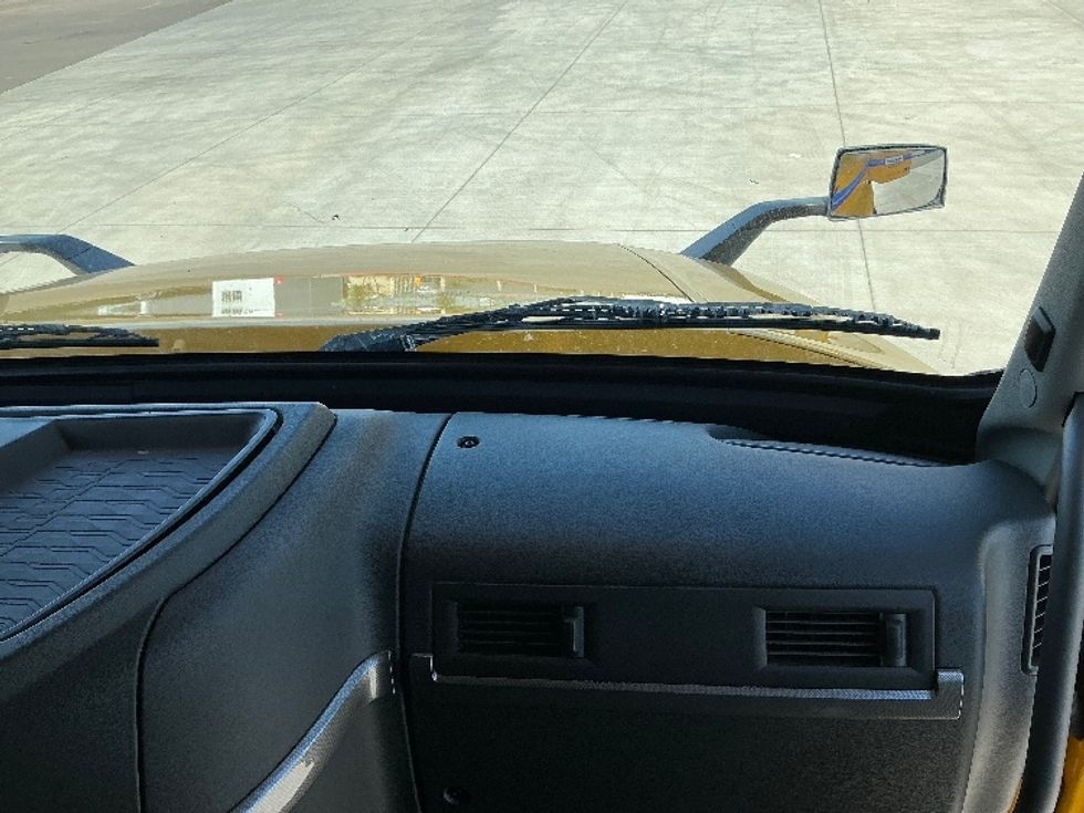 Sleeper Tractor-Heavy Duty Tractors-Volvo-2022-VNL64760-Phoenix-AZ-552,000\n\t\tmiles-$ 75,500 - Image 14