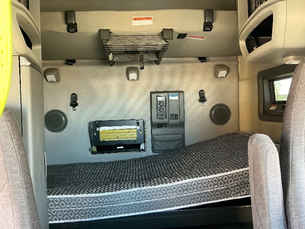 Sleeper Tractor-Heavy Duty Tractors-Volvo-2022-VNL64760-Phoenix-AZ-552,000\n\t\tmiles-$ 75,500 - Image 16