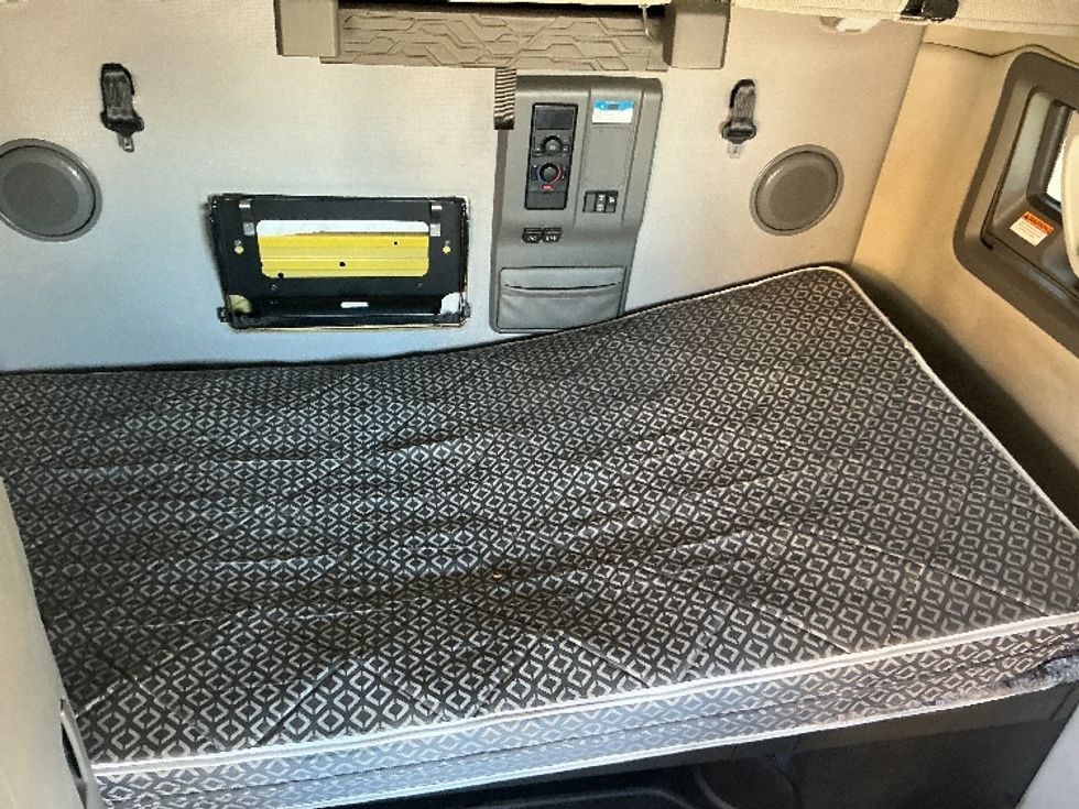 Sleeper Tractor-Heavy Duty Tractors-Volvo-2022-VNL64760-Phoenix-AZ-552,000\n\t\tmiles-$ 75,500 - Image 17