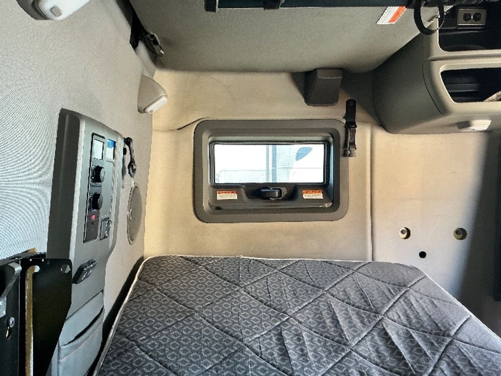 Sleeper Tractor-Heavy Duty Tractors-Volvo-2022-VNL64760-Phoenix-AZ-552,000\n\t\tmiles-$ 75,500 - Image 18